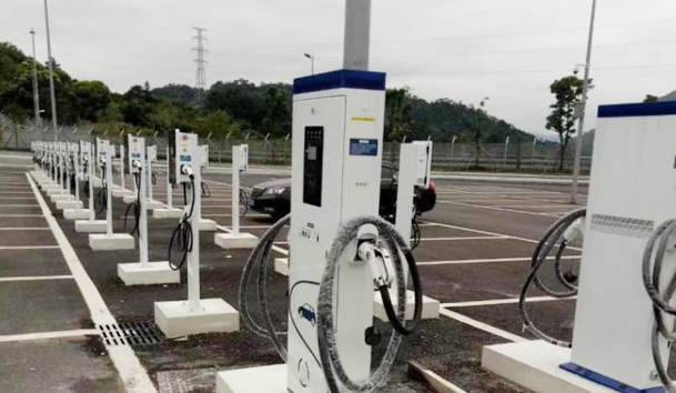 廣州從化區(qū)賽馬場7KW立柱式充電樁30KW雙槍直流充電樁項(xiàng)目案例